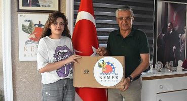 Başkan Topaloğlu’ndan öğrencilere bilgisayar ve telefon hediyesi