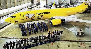 Boeing, yüzüncü 737-800 dönüştürülmüş kargo uçağını AerCap’e teslim etti