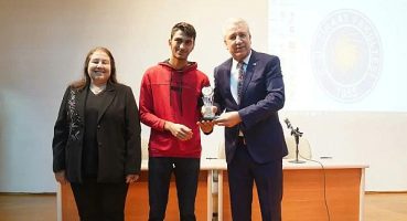 Öğrencilerden Rektör Budak’a “Yılın İlham Veren Lideri” ödülü