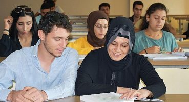 Anne ve Oğlu Aynı Sıraları Paylaşacak