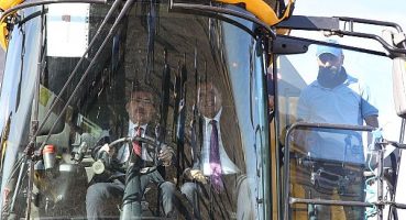 Bakan Yardımcısı Dr. Nihat Pakdil, ayçiçeği tarlasında biçerdövere binerek hasada katıldı