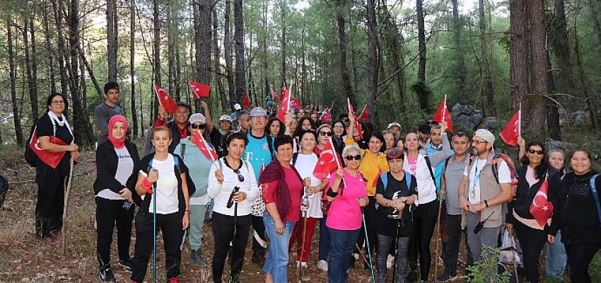 buyuksehir-tunektepe-cumhuriyet-yolunda-doga-yuruyusu-duzenlendi-tarih-ve-doga-icinde-yuruyus.jpg