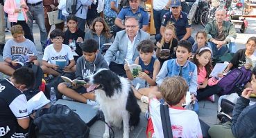 Foça’da Büyükler ve Çocuklar  Köpeklerle Kitap Okudular