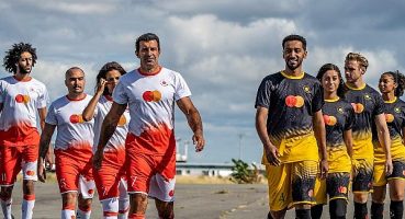 Mastercard, Luis Figo’nun 6166 metrede oynadığı futbolla dünya rekoru kırdı