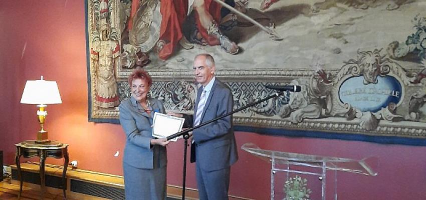 vekam-direktoru-ve-koc-universitesi-ogretim-uyesi-prof-dr-filiz-calislar-yenisehirlioglu-turkiye-fransa-akademik-ve-kulturel-baglarinin-gelismesine-katkilarindan-dolayi-onurlandirildi.jpg