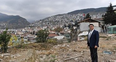 Binalar yıkılıyor, tarihi surlar ortaya çıkıyor