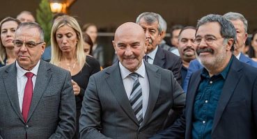 İzmir kitaba “dört” elle sarılıyor