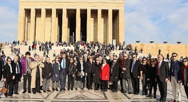 Koç Topluluğu’nun emekli üst düzey yöneticilerini buluşturan Koç-Yönder’den Anıtkabir ziyareti