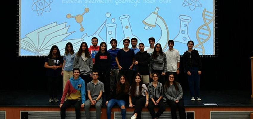 lise-ogrencileri-pakette-bilim-projesiyle-akranlarina-deney-yapmayi-ogretiyor.jpg