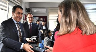 Öğretmenleri ile aynı okulda meslektaş oldular