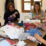 tekstil-atiklarindan-bez-bebek-ve-kiyafet-yaptilar.jpg