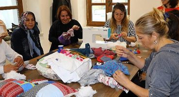Tekstil atıklarından bez bebek ve kıyafet yaptılar
