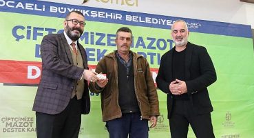 Traktörün deposunu dolduran çiftçi tarlanın yolunu tutuyor