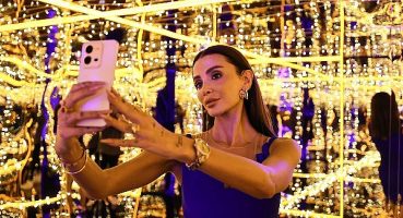 vivo V25 5G’nin tanıtımında sunucu Özge Ulusoy’dan Sonsuzluk Selfiesi