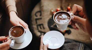 En köpüklü Türk Kahvesini misafire ikram ediyoruz