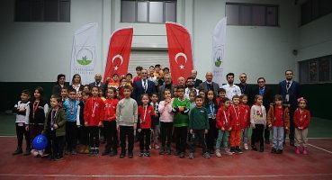 Minik satranççılar ödüllerini aldı