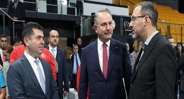 VakıfBank Spor Kulübü, Gençlik ve Spor Bakanı Dr. Mehmet Muharrem Kasapoğlu ve Kars'ın genç sultanlarını ağırladı