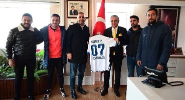 Başkan Topaloğlu'na forma hediyesi