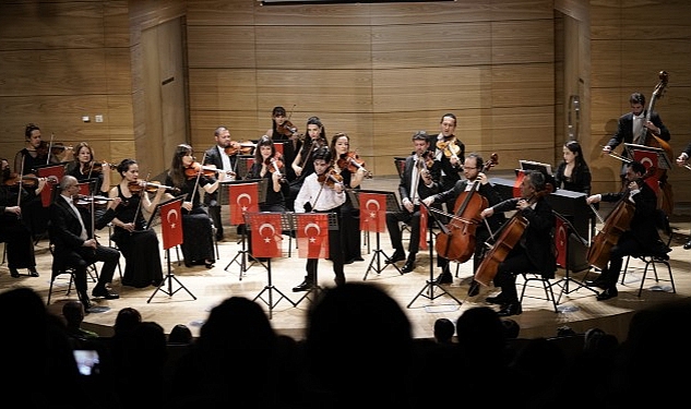 cumhurbaskanligi-senfoni-orkestrasi-23-nisani-12-yasindaki-genc-yetenek-atahan-dinc-ile-kutladi.jpg