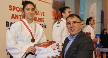 Nevşehir Belediye Başkanı Dr. Mehmet Savran, Okul Sporları Judo Yıldızlar Kız – Erkek Türkiye Birinciliği Müsabakaları ödül törenine katıldı