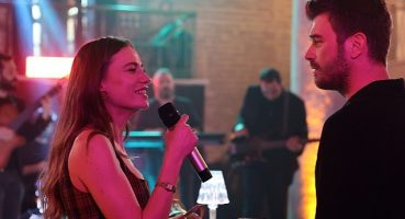 Serenay Sarıkaya 'Aile'de Şarkı Söylediği Sahneyle Sosyal Medyayı Sarstı