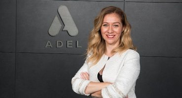 Adel Kalemcilik, çocukların hayallerini renklendirmeye devam ediyor