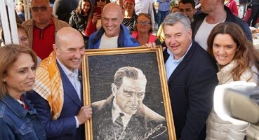 Alaçatı Ot Festivali'nde Tunç Soyer'e mozaik Atatürk Portresi