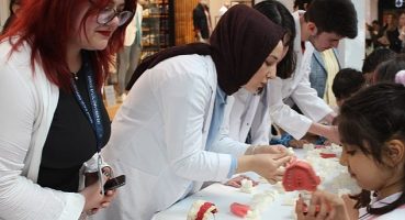 İzmir'in Balçova İlçesindeki Öğrenciler Dokuz Eylül Üniversitesi Diş Hekimliği Fakültesiyle Ağız ve Diş Sağlığına Kavuşuyor