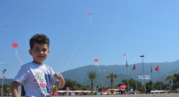 Menderes'in Uçurtmaları Bu kez Samandağlı Çocuklar için Göklerde…