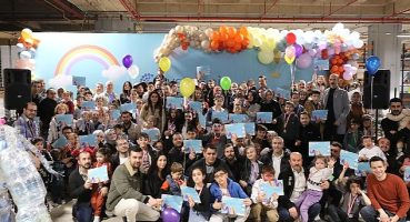 Minik sanatçılar dev bir ileri dönüşüm heykeli inşa etti