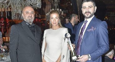 Semih Sarıalioğlu ödülünü ünlülerle kutladı
