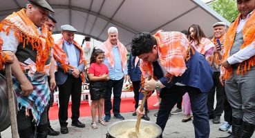 Tunç Soyer ve Erhan Kılıç keşkek dövdü