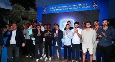 Türk basketbolunun lokomotifi Anadolu Efes, şampiyonluklarını kutladı