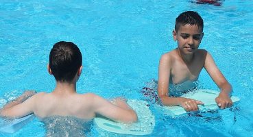 Bağcılarlı çocuklar havuzlarda serinliyor