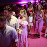 barbie-pembe-dunyasinin-kapilarini-gorkemli-bir-gala-ile-acti.jpg