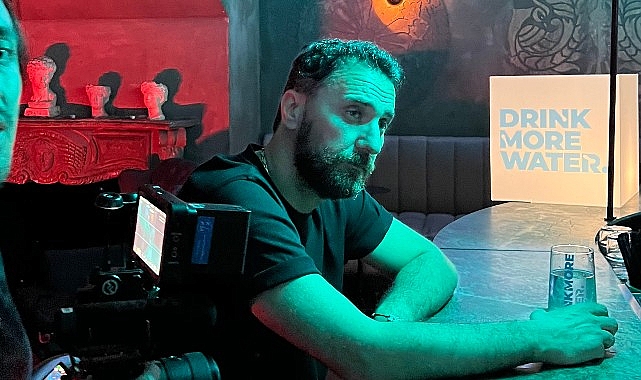 oyuncu-firat-celik-pernod-ricard-drink-more-water-isimli-yeni-filmi-ile-su-icmeye-davet-ediyor.jpg