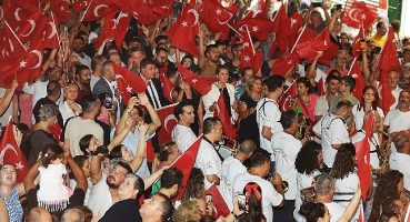 30 Ağustos Zafer Bayramı'nda Karşıyaka, gelincik tarlasına döndü