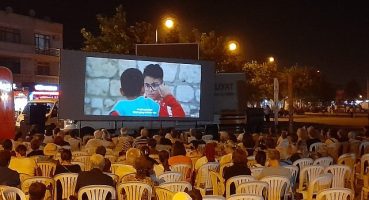Açık havada sinema keyfi büyük ilgi görüyor