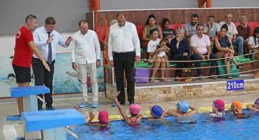 Başkan Tugay, “ayda 1100 çocuğumuza yüzme öğretiyoruz"