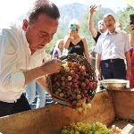antalya-gastronomi-festivalinin-ikinci-gununde-mor-uzum-hasadi.jpg