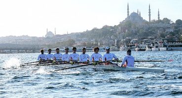 Genç sporcular Cumhuriyet'in 100. Yılında dostluk için 10. kez kürek çekti
