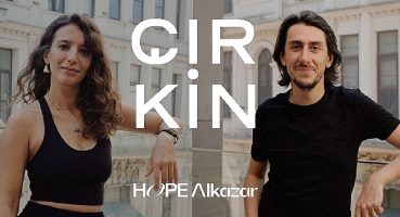 Hope Alkazar'ın İlk Tiyatro Oyunu Çirkin Kasım Ayında Sahnede