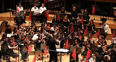 Narlıdere Belediyesi çocuk senfoni orkestrası ve şefika kutluer, cumhuriyetin 100.yılı için sahne aldı