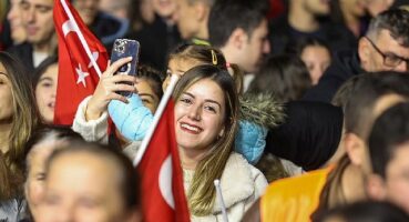 Büyükşehir Manuş Baba'yı Ula'da Vatandaşlarla Buluşturdu