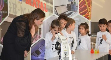 EÜ'de çocuklar mikroskobun büyülü dünyasıyla tanıştı