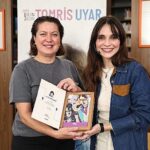 meric-aral-genclerle-tomris-uyar-oykuleri-okudu.jpg