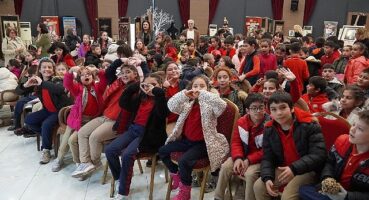 Minik öğrenciler sanat galeri'nde karagöz oyunuyla tanıştı