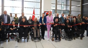 Engelleri aşan sanatçı Alper Kocabıyık'ın resim sergisi açıldı