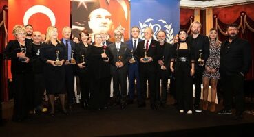 İsmet Küntay Tiyatro Ödülleri'nden Şehir Tiyatroları'na Cumhuriyetin 100. Yılı Özel Ödülü