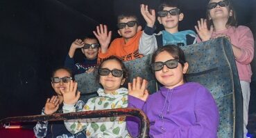 İzmir'de çocuklar 12D sinema keyfi yaşıyor
